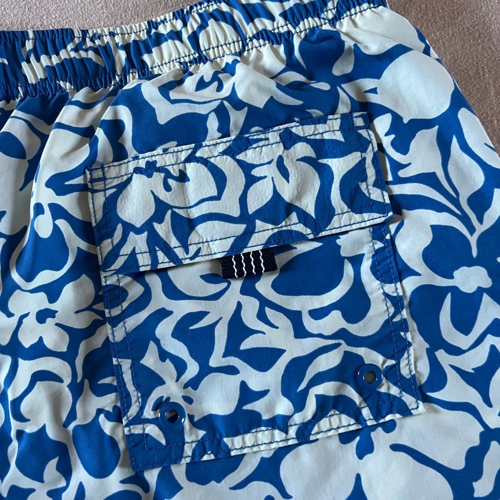 Men’s Swim Trunks 9” inseam Size 36-38 waist (Large) fit is oversized—nearly XL